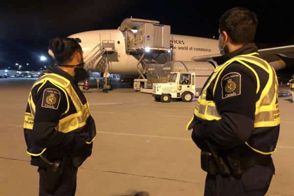 הרגע המיוחל הגיע: מנות החיסון הקורונה הראשונות נחתו הלילה בלוס אנג'לס