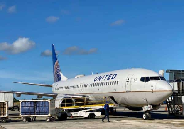 דרמה בשחקים: נשא קורונה גסס למוות ונפטר בתום הטיסה, נוסעים שהנשימו אותו בניסיון להציל את חייו חלו בנגיף הקשה