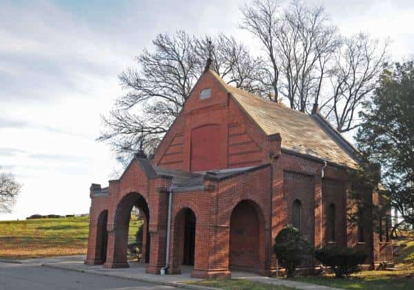 תעלומה בניו יורק: דלתות בשווי עשרות אלפי דולרים נעקרו מבית הקברות היהודי העתיק 