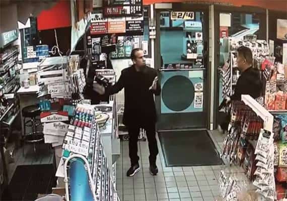 לוס אנג'לס: עצר לקנות סוכריות "מנטוס" ושוטר שלף לעברו אקדח