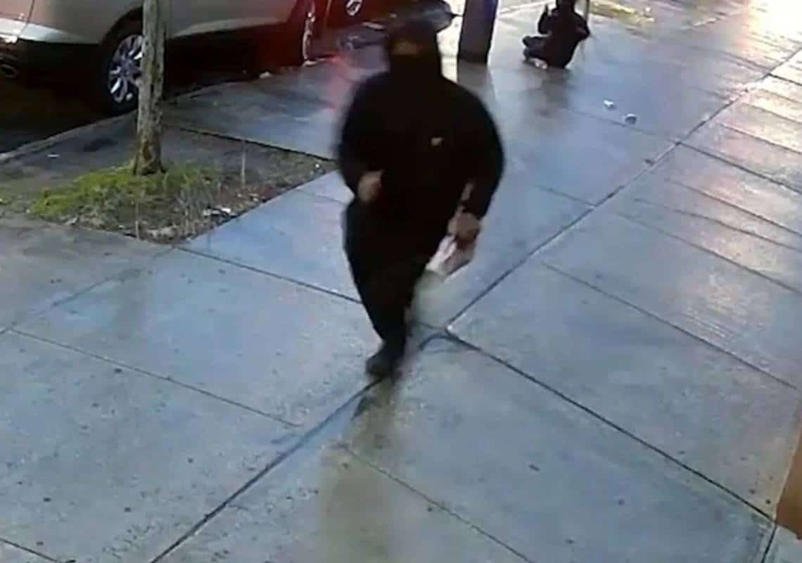 תיעוד קשה מניו יורק: אישה בהריון הותקפה ונשדדה