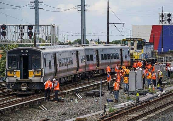 ניו יורק: רכבת ירדה מהפסים באזור קווינס