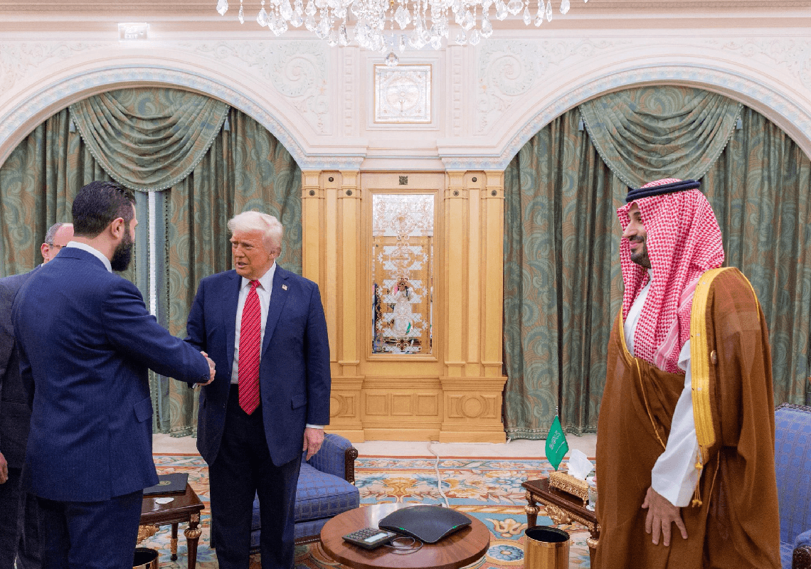 טראמפ נפגש עם אל-ג'ולאני בסעודיה - וקורא לשתי המדינות: הצטרפו להסכמי אברהם