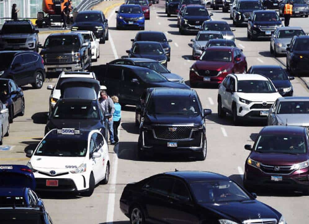 מי מממן את הכאוס הזה?  מפגינים פרו-פלסטינים מנסים לשתק את שדה התעופה בשיקגו ואת גשר הזהב בסן פרנסיסקו