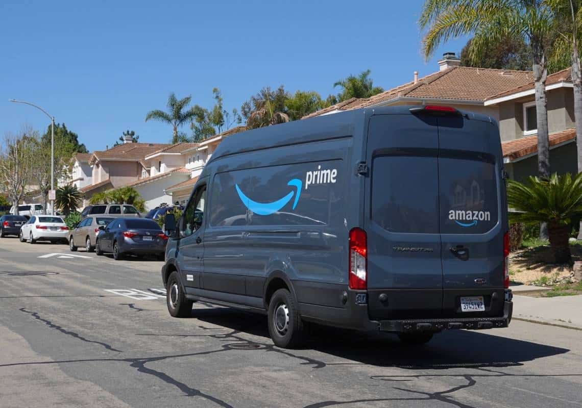 לוס אנג'לס: שליח של אמזון נשדד באיומי אקדח