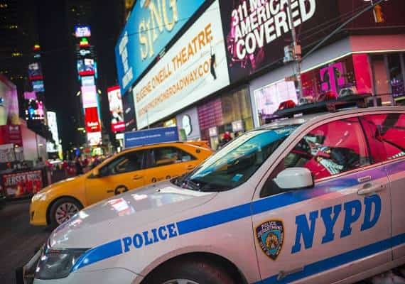 ניו יורק: שבעה שוטרים נעצרו בחשד למעורבות בפרשת הימורים וזנות