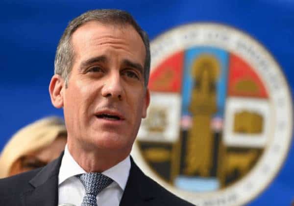 ההנחיה יצאה לדרך: צו החירום בלוס אנג'לס תקף גם בשטח העיר - "אסור לפגוש אחרים מחוץ לבית"