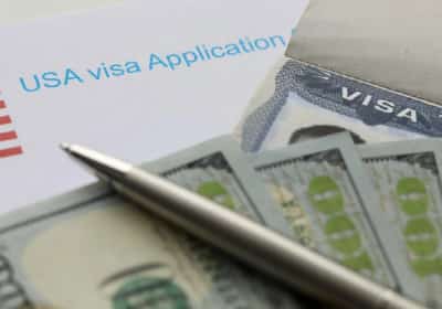 רפורמה נוספת בשירותי ההגירה: כללי תשלום חדשים למבקשי גרין קארד ואזרחות