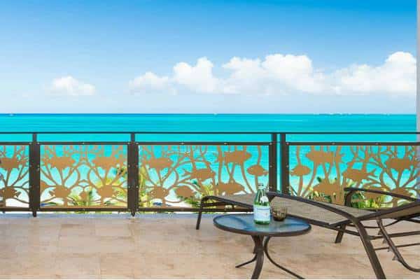 כך תקבלו חדר מפואר עם נוף לחוף הים של Grace Bay, שבאיי Turks & Caicos הבריטיים