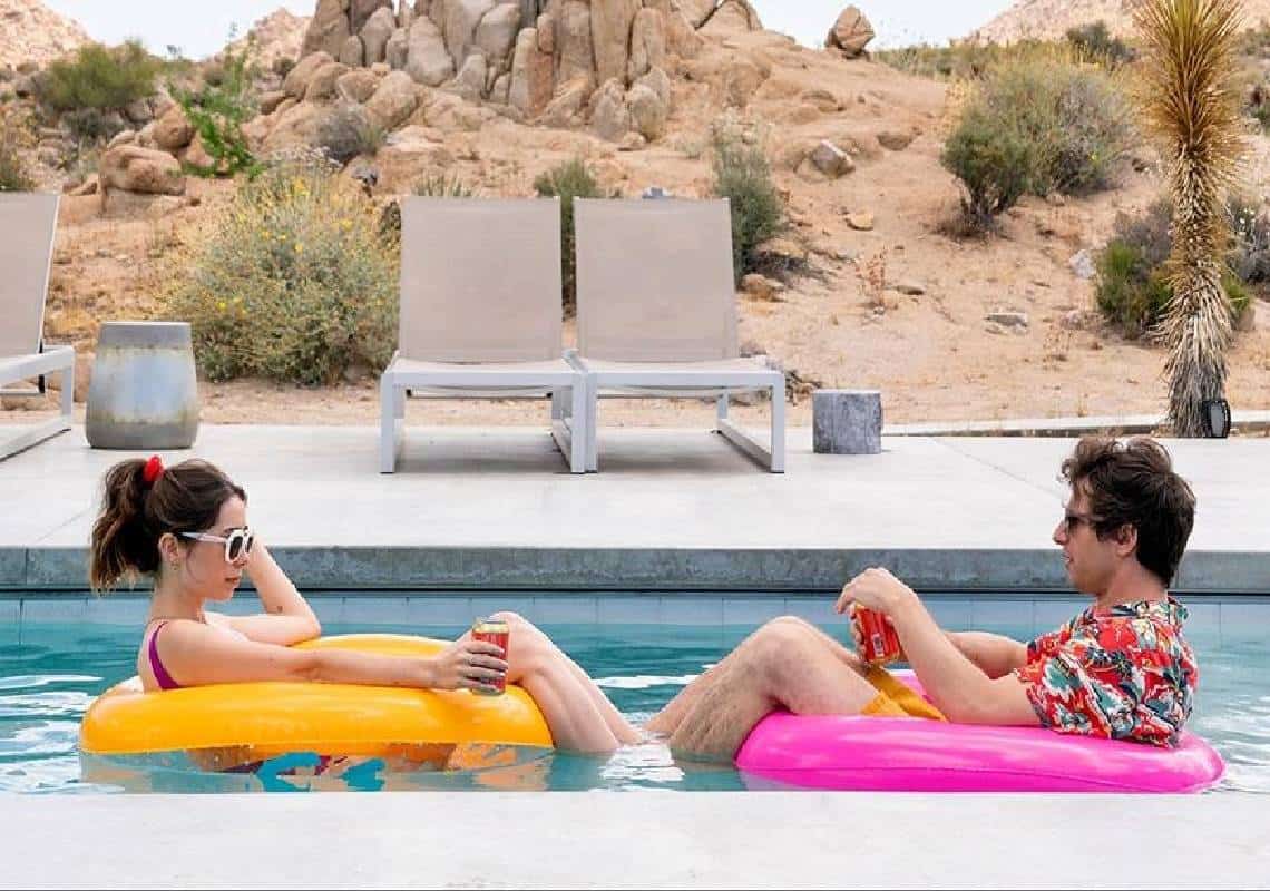 רומנטי אך נטול קיטש: ״פאלם ספרינגס״ מצליח לספק את הסחורה, ובגדול