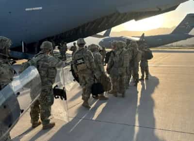 הם צריכים להיות בכלא: טראמפ תוקף את ראש עיריית שיקגו והמושל – בעוד 500 חיילי משמר לאומי נפרסים בעיר