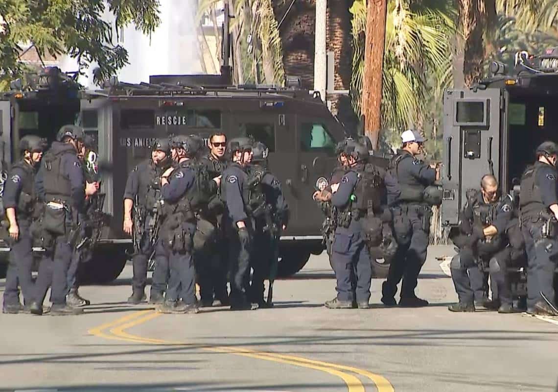 בתום מרדף בלב לוס אנג'לס: נעצרו חשודים בשוד מחוץ למלון בעיר