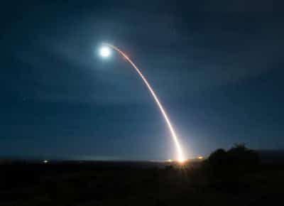 ארה״ב משגרת טיל בליסטי גרעיני מקליפורניה – אחרי שטראמפ דורש לחדש ניסויים גרעיניים