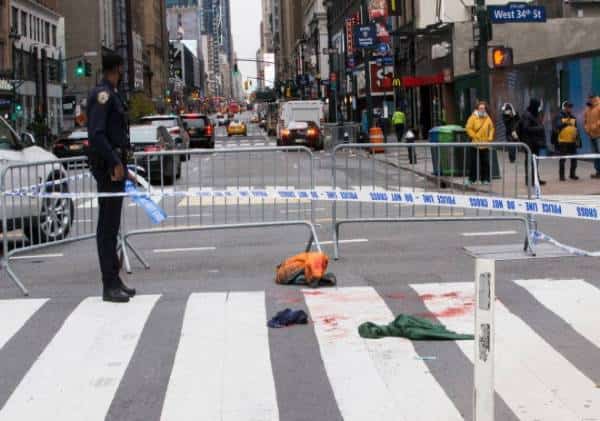 זרקו את האקדחים: גל של מתקפות סכינים שוטף את מנהטן