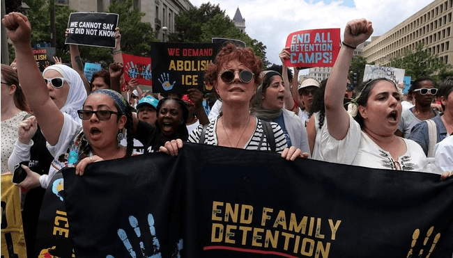 "היה שווה את זה": סוזן סרנדון נעצרה כשהפגינה נגד טראמפ