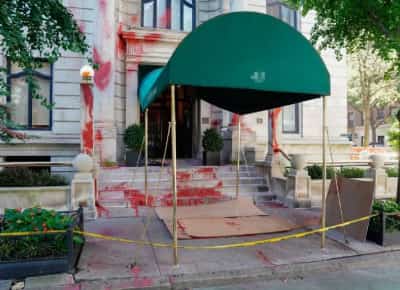 פעיל פרו-פלסטיני התיז צבע אדום על בית עורך הניו יורק טיימס