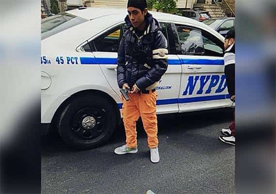 לא צעד חכם במיוחד: הצטלם עם אקדח שלוף ליד ניידת משטרה והעלה לפייסבוק