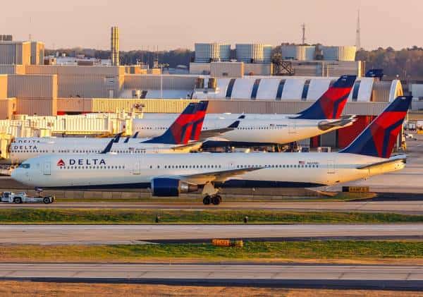 דלתא איירליינס הפסידה כ-5.7 מיליארד דולר ברבעון, מאות טיסות יבוטלו