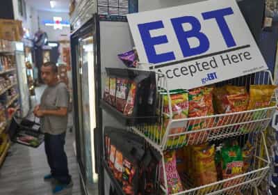 עובדת רווחה מקליפורניה גנבה זהויות של קשישים ומתים - ושלשלה לכיסה עשרות אלפי דולרים