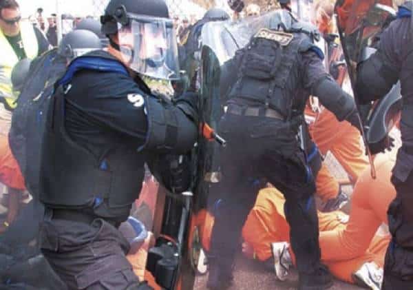 האסירים כמעט רצחו את הסוהרים בלינץ': שישה סוהרים בסן-דייגו כמעט איבדו את חייהם במתקפת אסירים רצחנית