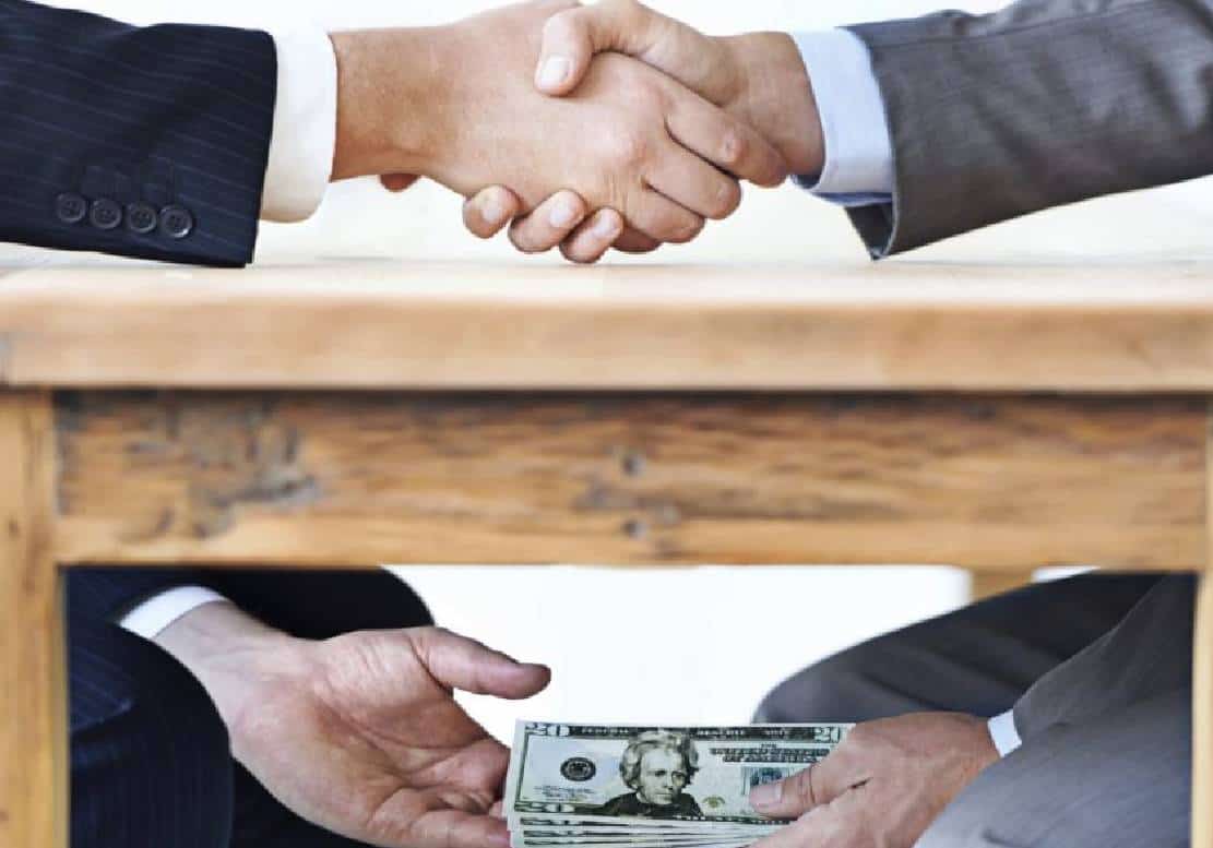 "הפוליטיקה והכסף כאן כמו בונצואלה": LA קורסת מול צונאמי של פרשיות שחיתות וגזענות - "צמרת הממשל מתפרקת"