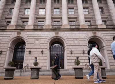 מכה כפולה לבעלי שכר גבוה: אמריקה מבטלת הטבת מס פנסיונית בשווי מיליארדים