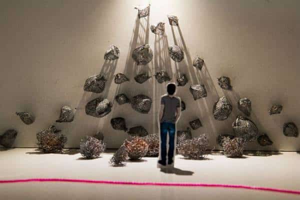 חפשו את החוט האדום: יתכן ותמצאו אותו בתערוכה ב-MoCA, שבמיאמי