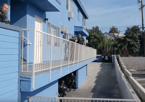 צפו: משטרת לוס אנג'לס משתמשת לראשונה ברחפן בעת מעצר חשוד שהתבצר בדירה