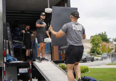 קנס של מיליונים לחברת הובלות גדולה מקליפורניה – בגלל שהעדיפה צעירים