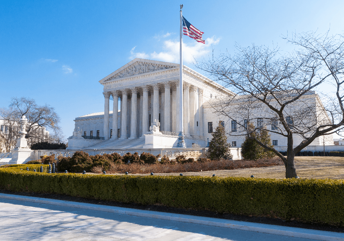 השופט העליון של ארה"ב: בתי המשפט מושפעים פוליטית 