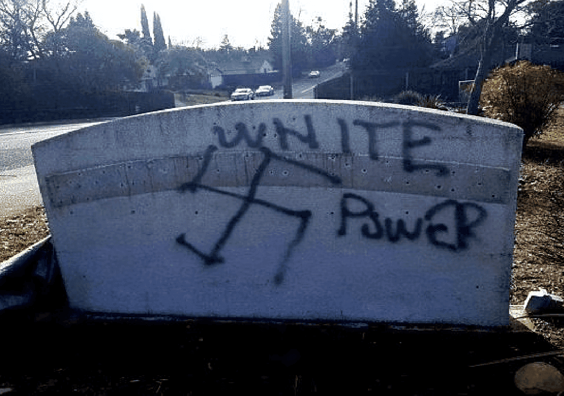 מושל קליפורניה מחריף את הגישה נגד פשעי שנאה