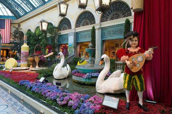 אהבה באוויר: הנה מה ש-57,000 פרחים יכולים לעשות לגן רומנטי של מלון בלאס וגאס