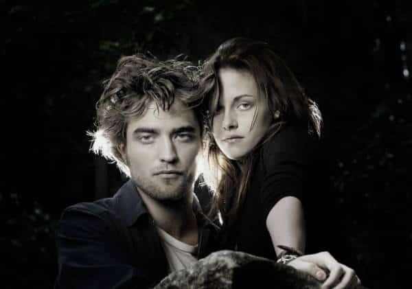 רוברט פטינסון חוזר לשורשים הערפדיים שלו? שני ספרים נוספים צפויים לסדרה "דמדומים"