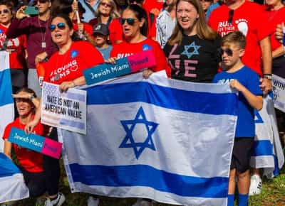"לא יכולים לשתוק יותר": מאות צועדים בפלורידה נגד גל האנטישמיות