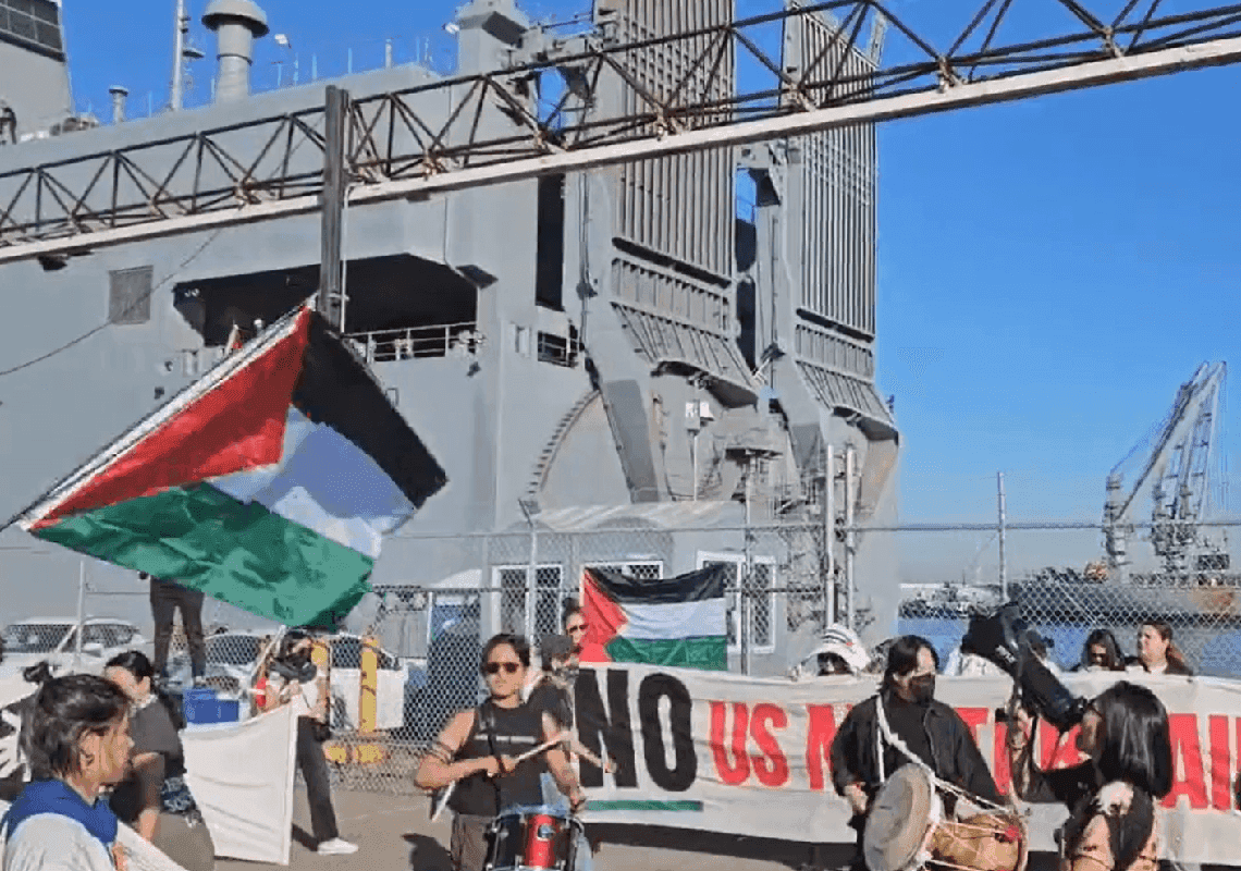 קליפורניה: מפגינים חסמו בגופם ספינה עם ציוד צבאי לישראל 