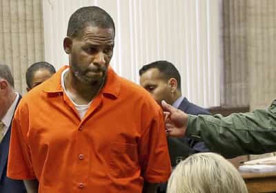 אר. קלי אושפז בעקבות מנת יתר: "הסוהרים ניסו להרעיל אותי"