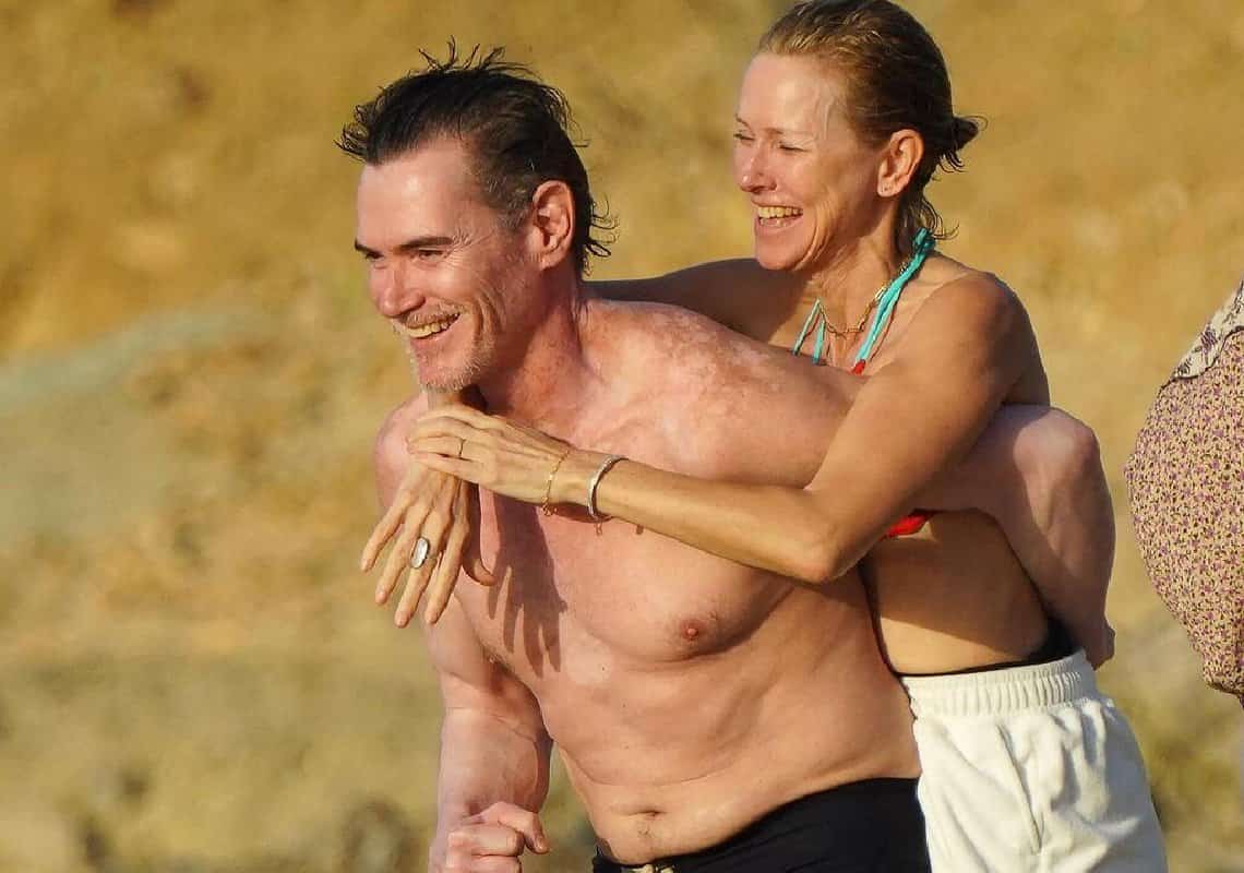 מתוקים ומאוהבים: נעמי ווטס ובן זוגה מבלים בחוף הים