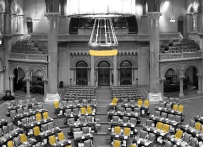 מדינת ניו יורק דוחה הצעת חוק להנצחת ה-7 באוקטובר - האשמות על אנטישמיות מוסווית