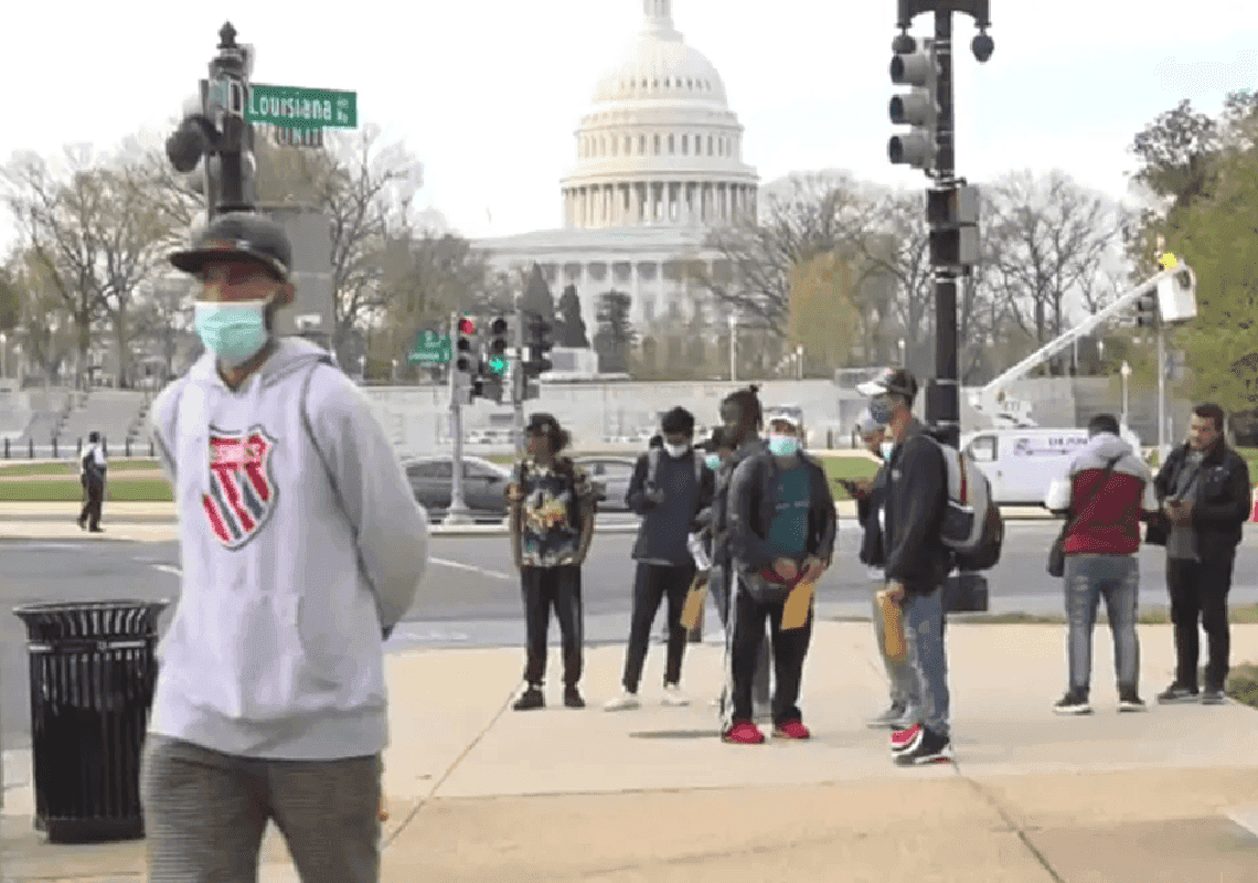 הסעות המהגרים מהגבול לערים דמוקרטיות: ממשל ביידן בוחן צעדים נגד המושלים הרפובליקנים