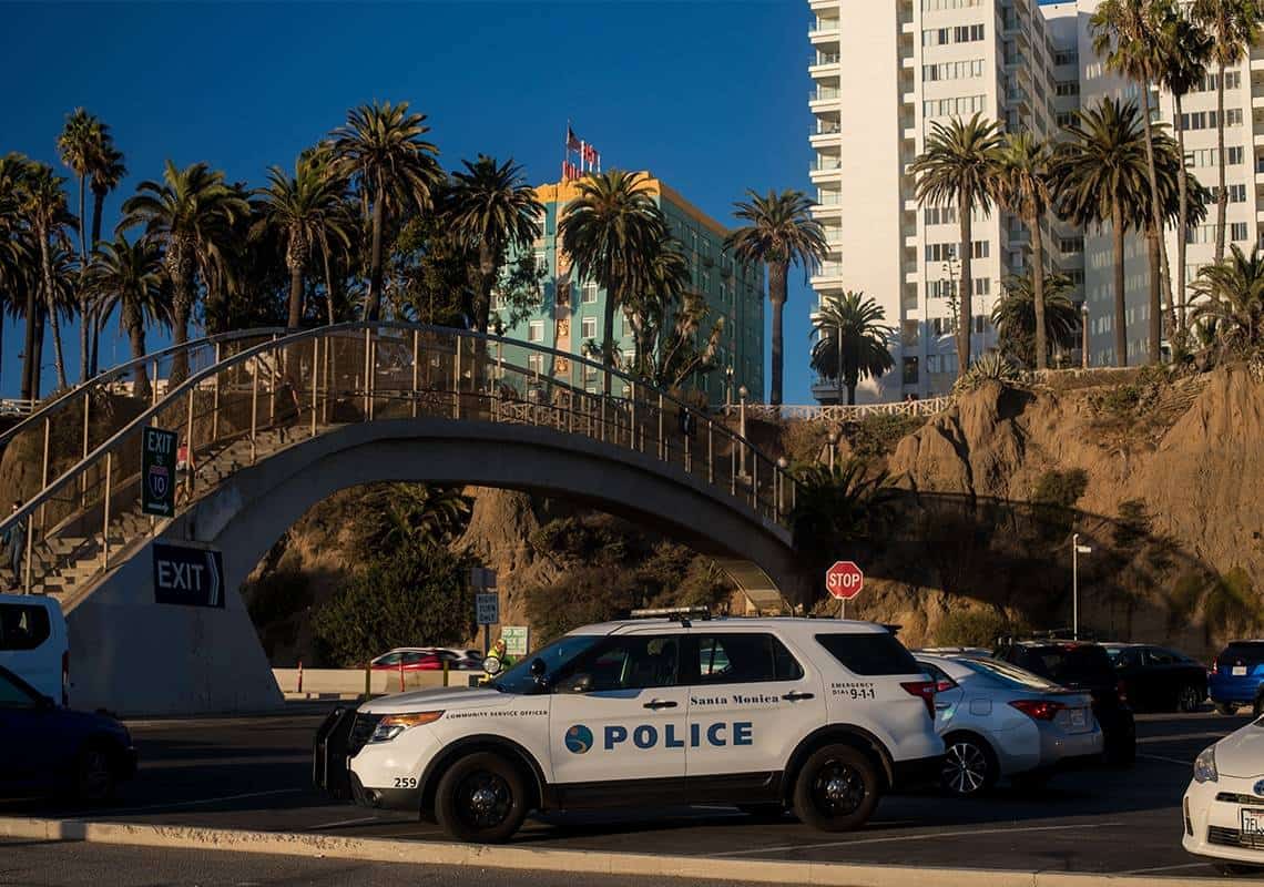 תקרית מעוררת דאגה בסנטה מוניקה: בני זוג הותקפו באלימות, רכבם נגנב באיומים