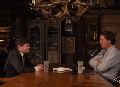 טאקר קרלסון נותן במה לשנאה: ראיון מזעזע עם אנטישמי שקרא למרד נגד היהודים הציונים 