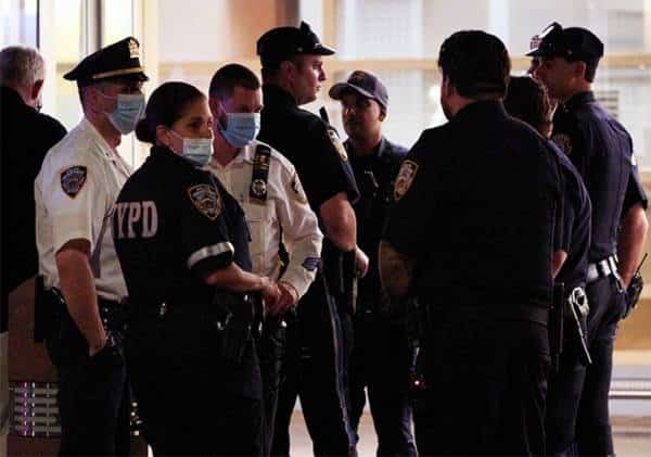 הסלמה בפרעות: שני שוטרי ה-NYPD נורו, אחד נדקר