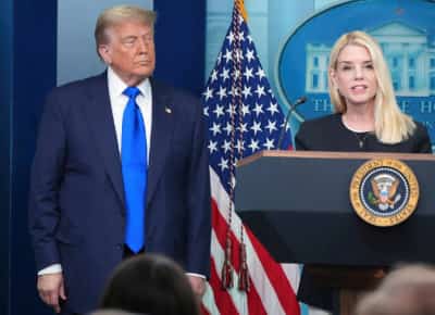 טראמפ: "בונדי חלשה, איטית ומביכה" - הנשיא מתוסכל מהתובעת הכללית שלו ושוקל לעקוף אותה במינויים חריגים