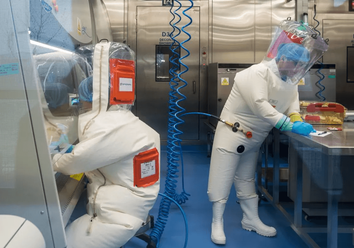 ממשלת בריטניה מאמינה שהקורונה דלפה ממעבדה – אך מפחדת לפרסם זאת בציבור