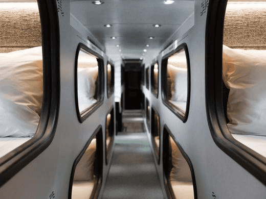 האוטובוס ה"מעופף" שחוסך לנו כרטיס טיסה ומעניק לנו חוויה של מחלקה ראשונה