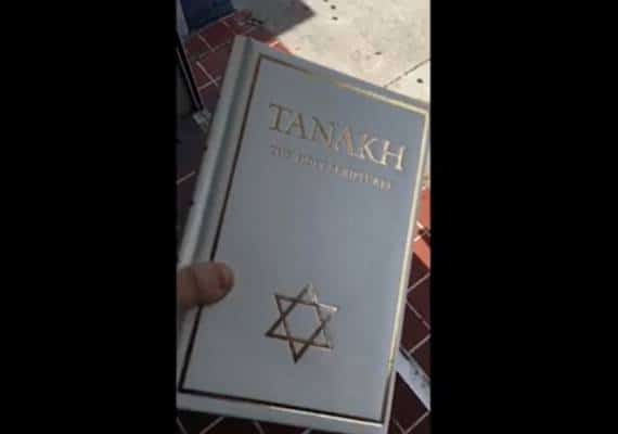 "אני מוציא את הזבל": שוטר ממיאמי תועד משליך ספרי תורה