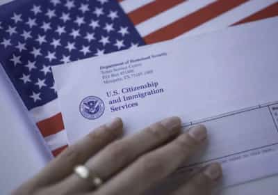 עומס חריג במערכת ההגירה האמריקאית: המתנה של יותר מ-8 חודשים לחידוש גרין קארד