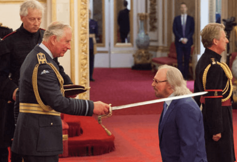 קדחת האבירות: כוכב ה"בי ג'יז", בארי גיב, קיבל תואר אבירות מהנסיך צ'ארלס