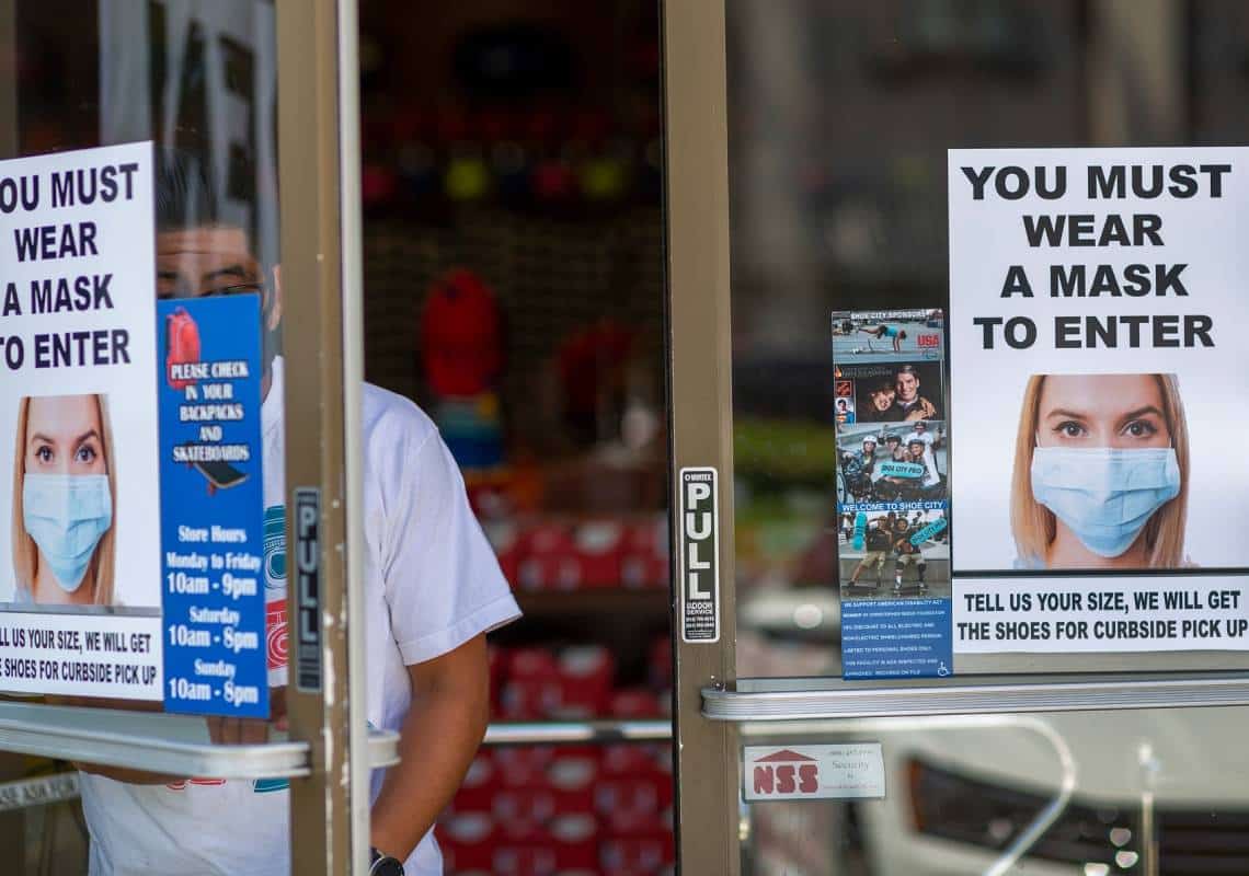 מחוז לוס אנג'לס מיישר קו עם קליפורניה: חובת עטיית המסכות בעסקים תבוטל בשישי