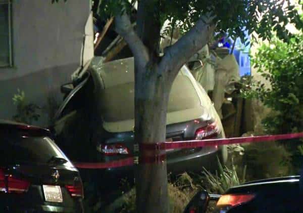 ווסט הוליווד: מצוד אחר נהג שהתנגש בבניין ונטש את רכבו